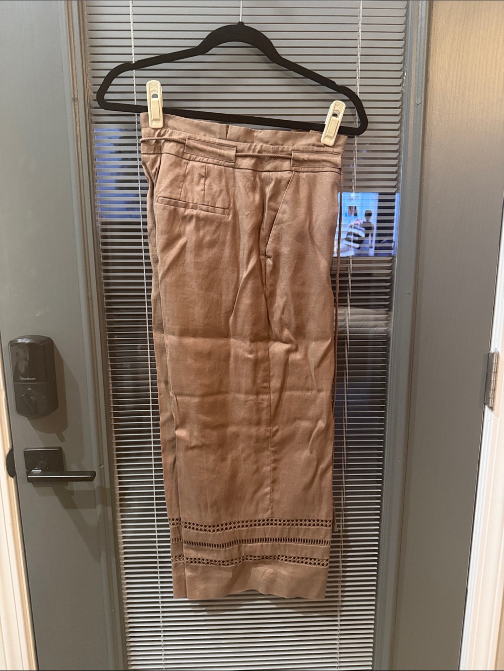 Casual Khaki linen crop pant.